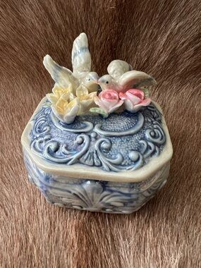 1980   Vintage love birds trinket box